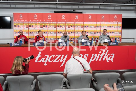  17.11.2024 WARSZAWA<br />
KONFERENCJA I TRENING REPREZENTACJI POLSKI PILKARZY<br />
N/Z MICHAL PROBIERZ MARCIN BULKA PIOTR ZIELINSKI LUKASZ GAWRJOLEK EMIL KOPANSKI<br />
FOT. MARCIN BANASZKIEWICZ/FOTONEWS  