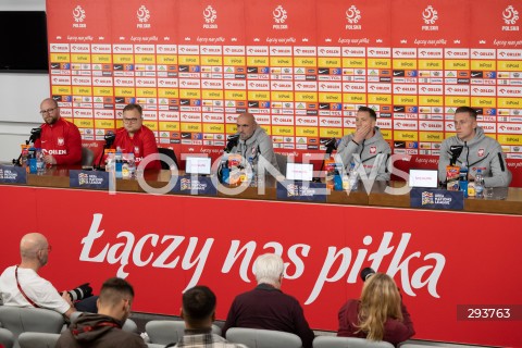  17.11.2024 WARSZAWA<br />
KONFERENCJA I TRENING REPREZENTACJI POLSKI PILKARZY<br />
N/Z MICHAL PROBIERZ PIOTR ZIELINSKI MARCIN BULKA EMIL KOPANSKI LUKASZ GAWRJOLEK<br />
FOT. MARCIN BANASZKIEWICZ/FOTONEWS  