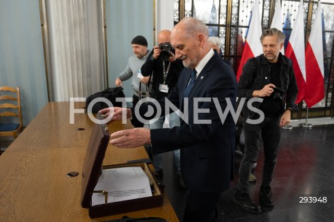  21.11.2024 WARSZAWA<br />
KONFERENCJA PRASOWA ANTONIEGO MACIEREWICZA<br />
N/Z ANTONI MACIEREWICZ<br />
FOT. MARCIN BANASZKIEWICZ/FOTONEWS  