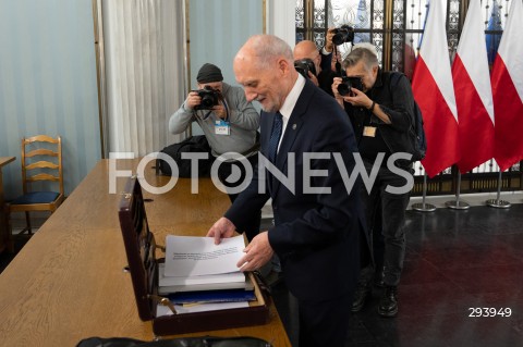  21.11.2024 WARSZAWA<br />
KONFERENCJA PRASOWA ANTONIEGO MACIEREWICZA<br />
N/Z ANTONI MACIEREWICZ<br />
FOT. MARCIN BANASZKIEWICZ/FOTONEWS  