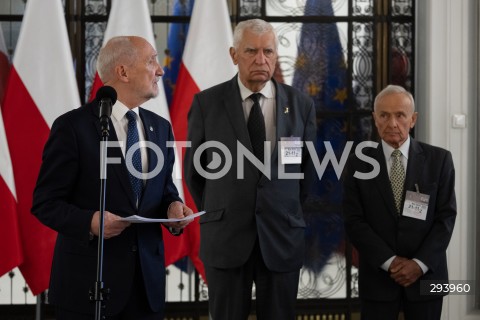  21.11.2024 WARSZAWA<br />
KONFERENCJA PRASOWA ANTONIEGO MACIEREWICZA<br />
N/Z ANTONI MACIEREWICZ WOJCIECH FABIANOWSKI JANUSZ WIECKOWSKI<br />
FOT. MARCIN BANASZKIEWICZ/FOTONEWS  