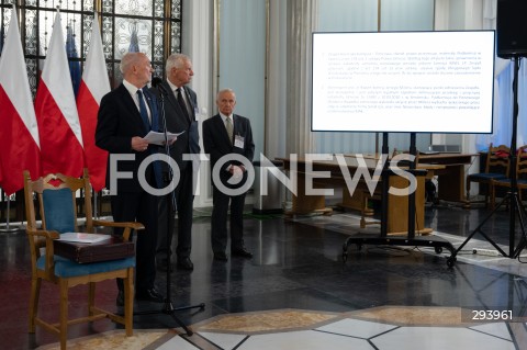  21.11.2024 WARSZAWA<br />
KONFERENCJA PRASOWA ANTONIEGO MACIEREWICZA<br />
N/Z ANTONI MACIEREWICZ WOJCIECH FABIANOWSKI JANUSZ WIECKOWSKI<br />
FOT. MARCIN BANASZKIEWICZ/FOTONEWS  