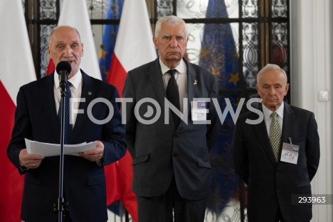  21.11.2024 WARSZAWA<br />
KONFERENCJA PRASOWA ANTONIEGO MACIEREWICZA<br />
N/Z ANTONI MACIEREWICZ WOJCIECH FABIANOWSKI JANUSZ WIECKOWSKI<br />
FOT. MARCIN BANASZKIEWICZ/FOTONEWS  