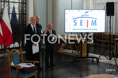  21.11.2024 WARSZAWA<br />
KONFERENCJA PRASOWA ANTONIEGO MACIEREWICZA<br />
N/Z ANTONI MACIEREWICZ WOJCIECH FABIANOWSKI JANUSZ WIECKOWSKI<br />
FOT. MARCIN BANASZKIEWICZ/FOTONEWS  