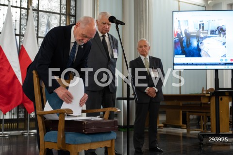  21.11.2024 WARSZAWA<br />
KONFERENCJA PRASOWA ANTONIEGO MACIEREWICZA<br />
N/Z ANTONI MACIEREWICZ WOJCIECH FABIANOWSKI JANUSZ WIECKOWSKI<br />
FOT. MARCIN BANASZKIEWICZ/FOTONEWS  