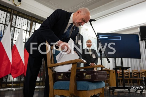  21.11.2024 WARSZAWA<br />
KONFERENCJA PRASOWA ANTONIEGO MACIEREWICZA<br />
N/Z ANTONI MACIEREWICZ WOJCIECH FABIANOWSKI JANUSZ WIECKOWSKI<br />
FOT. MARCIN BANASZKIEWICZ/FOTONEWS  