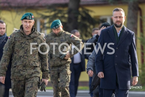  25.11.2024 RZESZOW <br />
SPOTKANIE MARSZALKA SEJMU SZYMONA HOLOWNI I MINISTRA OBRONY NARODOWEJ WLADYSLAWA KOSINIAKA KAMYSZA Z ZOLNIERZAMI 21. BRYGADY STRZELCOW PODHALANSKICH W RZESZOWIE<br />
N/Z MICHAL KEDRA WLADYSLAW KOSINIAK KAMYSZ <br />
 