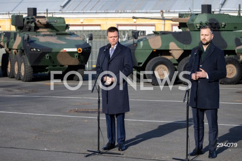  25.11.2024 RZESZOW <br />
SPOTKANIE MARSZALKA SEJMU SZYMONA HOLOWNI I MINISTRA OBRONY NARODOWEJ WLADYSLAWA KOSINIAKA KAMYSZA Z ZOLNIERZAMI 21. BRYGADY STRZELCOW PODHALANSKICH W RZESZOWIE<br />
N/Z SZYMON HOLOWNIA WLADYSLAW KOSINIAK KAMYSZ <br />
 