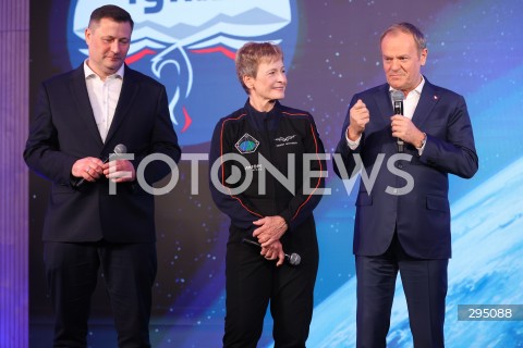 05.02.2025 WARSZAWA<br />
SPOTKANIE PREMIERA DONALDA TUSKA I MINISTRA ROZWOJU I TECHNOLOGII KRZYSZTOFA PASZYKA Z ZALOGA MISJI AX-4 W WARSZAWIE<br />
N/Z KRZYSZTOF PASZYK PEGGY WHITSON PREMIER DONALD TUSK<br />
FOT. ANTONI BYSZEWSKI/FOTONEWS 