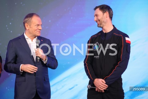  05.02.2025 WARSZAWA<br />
SPOTKANIE PREMIERA DONALDA TUSKA I MINISTRA ROZWOJU I TECHNOLOGII KRZYSZTOFA PASZYKA Z ZALOGA MISJI AX-4 W WARSZAWIE<br />
N/Z PREMIER DONALD TUSK SLAWOSZ UZNANSKI - WISNIEWSKI<br />
FOT. ANTONI BYSZEWSKI/FOTONEWS 