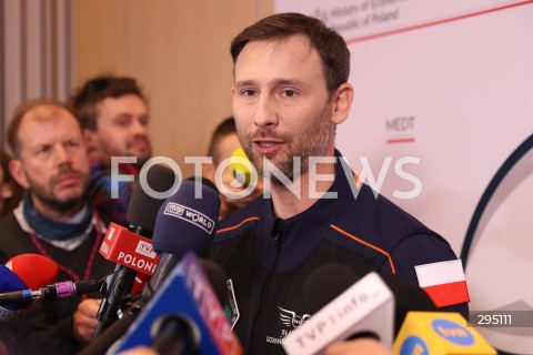  05.02.2025 WARSZAWA<br />
SPOTKANIE PREMIERA DONALDA TUSKA I MINISTRA ROZWOJU I TECHNOLOGII KRZYSZTOFA PASZYKA Z ZALOGA MISJI AX-4 W WARSZAWIE<br />
N/Z SLAWOSZ UZNANSKI - WISNIEWSKI<br />
FOT. ANTONI BYSZEWSKI/FOTONEWS 