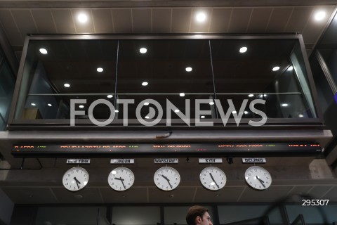  10.02.2025 WARSZAWA<br />
POLSKA - ROK PRZELOMU - WYDARZENIE Z UDZIALEM PREMIERA W GIELDZIE PAPIEROW WARTOSCIOWYCH W WARSZAWIE <br />
N/Z SALA NOTOWAN GPW GIELDY PAPIEROW WARTOSCIOWYCH ZEGARY<br />
FOT. ANTONI BYSZEWSKI/FOTONEWS 