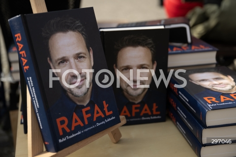  12.04.2025 BOLESLAWIEC<br />
SPOTKANIE RAFALA TRZASKOWSKIEGO Z MIESZKANCAMI<br />
N/Z KSIAZKA RAFAL TRZASKOWSKI<br />
FOT. MARCIN BANASZKIEWICZ/FOTONEWS  