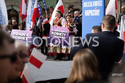  12.04.2025 BOLESLAWIEC<br />
SPOTKANIE RAFALA TRZASKOWSKIEGO Z MIESZKANCAMI<br />
N/Z KOBIETY ZA TRZASKIEM<br />
FOT. MARCIN BANASZKIEWICZ/FOTONEWS  