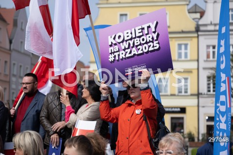  12.04.2025 BOLESLAWIEC<br />
SPOTKANIE RAFALA TRZASKOWSKIEGO Z MIESZKANCAMI<br />
N/Z KOBIETY ZA TRZASKIEM<br />
FOT. MARCIN BANASZKIEWICZ/FOTONEWS  