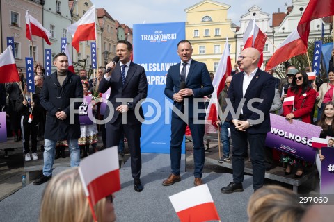  12.04.2025 BOLESLAWIEC<br />
SPOTKANIE RAFALA TRZASKOWSKIEGO Z MIESZKANCAMI<br />
N/Z RAFAL TRZASKOWSKI PIOTR BORYS ROBERT KROPIWNICKI<br />
FOT. MARCIN BANASZKIEWICZ/FOTONEWS  