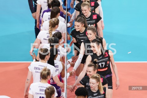  15.04.2025 RZESZOW <br />
SIATKOWKA <br />
TAURONLIGA LIGA SIATKOWKI KOBIET LSK 2024/2025 <br />
POLISH WOMEN VOLLEYBALL LEAGUE <br />
FINAL - MECZ FINALOWY - 1. MECZ <br />
MECZ KS DEVELOPRES RZESZOW - LKS COMMERCECON LODZ <br />
N/Z POWITANIE ZAWODNICZEK SONIA STEFANIK WERONIKA GIERSZEWSKA KLAUDIA ALAGIERSKA<br />
 