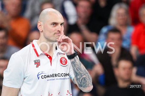 15.04.2025 RZESZOW <br />
SIATKOWKA <br />
TAURONLIGA LIGA SIATKOWKI KOBIET LSK 2024/2025 <br />
POLISH WOMEN VOLLEYBALL LEAGUE <br />
FINAL - MECZ FINALOWY - 1. MECZ <br />
MECZ KS DEVELOPRES RZESZOW - LKS COMMERCECON LODZ <br />
N/Z ZBIGNIEW BARTMAN - I TRENER ( HEAD COACH ) SYLWETKA UCISZA PALEC <br />
 