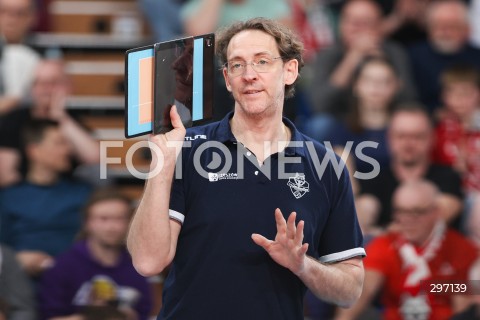  15.04.2025 RZESZOW <br />
SIATKOWKA <br />
TAURONLIGA LIGA SIATKOWKI KOBIET LSK 2024/2025 <br />
POLISH WOMEN VOLLEYBALL LEAGUE <br />
FINAL - MECZ FINALOWY - 1. MECZ <br />
MECZ KS DEVELOPRES RZESZOW - LKS COMMERCECON LODZ <br />
N/Z STEPHANE ANTIGA - I TRENER ( HEAD COACH ) SYLWETKA <br />
 