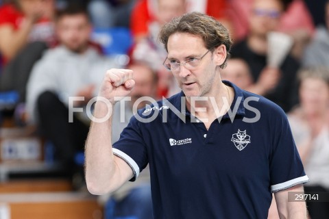  15.04.2025 RZESZOW <br />
SIATKOWKA <br />
TAURONLIGA LIGA SIATKOWKI KOBIET LSK 2024/2025 <br />
POLISH WOMEN VOLLEYBALL LEAGUE <br />
FINAL - MECZ FINALOWY - 1. MECZ <br />
MECZ KS DEVELOPRES RZESZOW - LKS COMMERCECON LODZ <br />
N/Z STEPHANE ANTIGA - I TRENER ( HEAD COACH ) SYLWETKA RADOSC EMOCJE <br />
 