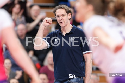  15.04.2025 RZESZOW <br />
SIATKOWKA <br />
TAURONLIGA LIGA SIATKOWKI KOBIET LSK 2024/2025 <br />
POLISH WOMEN VOLLEYBALL LEAGUE <br />
FINAL - MECZ FINALOWY - 1. MECZ <br />
MECZ KS DEVELOPRES RZESZOW - LKS COMMERCECON LODZ <br />
N/Z STEPHANE ANTIGA - I TRENER ( HEAD COACH ) RADOSC EMOCJE <br />
 