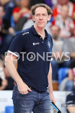  15.04.2025 RZESZOW <br />
SIATKOWKA <br />
TAURONLIGA LIGA SIATKOWKI KOBIET LSK 2024/2025 <br />
POLISH WOMEN VOLLEYBALL LEAGUE <br />
FINAL - MECZ FINALOWY - 1. MECZ <br />
MECZ KS DEVELOPRES RZESZOW - LKS COMMERCECON LODZ <br />
N/Z STEPHANE ANTIGA - I TRENER ( HEAD COACH ) SYLWETKA <br />
 