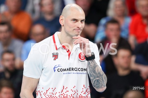  15.04.2025 RZESZOW <br />
SIATKOWKA <br />
TAURONLIGA LIGA SIATKOWKI KOBIET LSK 2024/2025 <br />
POLISH WOMEN VOLLEYBALL LEAGUE <br />
FINAL - MECZ FINALOWY - 1. MECZ <br />
MECZ KS DEVELOPRES RZESZOW - LKS COMMERCECON LODZ <br />
N/Z ZBIGNIEW BARTMAN - I TRENER ( HEAD COACH ) SYLWETKA <br />
 