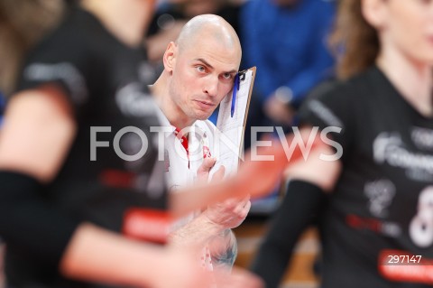  15.04.2025 RZESZOW <br />
SIATKOWKA <br />
TAURONLIGA LIGA SIATKOWKI KOBIET LSK 2024/2025 <br />
POLISH WOMEN VOLLEYBALL LEAGUE <br />
FINAL - MECZ FINALOWY - 1. MECZ <br />
MECZ KS DEVELOPRES RZESZOW - LKS COMMERCECON LODZ <br />
N/Z ZBIGNIEW BARTMAN - I TRENER ( HEAD COACH ) <br />
 