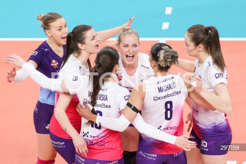  15.04.2025 RZESZOW <br />
SIATKOWKA <br />
TAURONLIGA LIGA SIATKOWKI KOBIET LSK 2024/2025 <br />
POLISH WOMEN VOLLEYBALL LEAGUE <br />
FINAL - MECZ FINALOWY - 1. MECZ <br />
MECZ KS DEVELOPRES RZESZOW - LKS COMMERCECON LODZ <br />
N/Z MARRIT JASPER ALEKSANDRA SZCZYGLOWSKA MONIKA FEDUSIO MAGDALENA JURCZYK RADOSC EMOCJE <br />
 