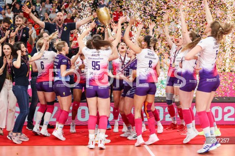 22.04.2025 RZESZOW<br />SIATKOWKA<br />TAURONLIGA LIGA SIATKOWKI KOBIET LSK 2024/2025<br />POLISH WOMEN VOLLEYBALL LEAGUE<br />FINAL - MECZ FINALOWY - 3. MECZ<br />MECZ KS DEVELOPRES RZESZOW - LKS COMMERCECON LODZ<br />KS DEVELOPRES RZESZOW MISTRZEM POLSKI <br />CEREMONIA MEDALOWA DEKORACJA PODIUM MEDALE PUCHAR <br />N/Z PAULINA PERET BARTLOMIEJ BARTODZIEJSKI - II TRENER ( ASSISTANT COACH ) ALEKSANDRA SZCZYGLOWSKA MAGDA KUBAS SABRINA DE JESUS MACHADO AGNIESZKA KORNELUK RADOSC EMOCJE <br /> 