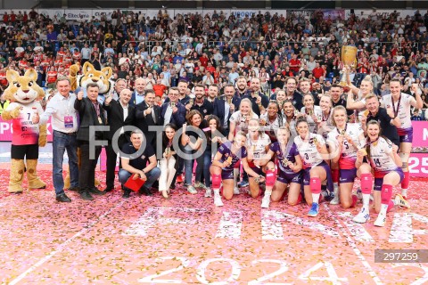  22.04.2025 RZESZOW<br />SIATKOWKA<br />TAURONLIGA LIGA SIATKOWKI KOBIET LSK 2024/2025<br />POLISH WOMEN VOLLEYBALL LEAGUE<br />FINAL - MECZ FINALOWY - 3. MECZ<br />MECZ KS DEVELOPRES RZESZOW - LKS COMMERCECON LODZ<br />KS DEVELOPRES RZESZOW MISTRZEM POLSKI <br />CEREMONIA MEDALOWA DEKORACJA PODIUM MEDALE PUCHAR <br />N/Z SIATKARKI DEVELOPRESU ZDJECIE GRUPOWE GROUP PHOTO GRUPOWKA <br /> 