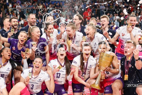  22.04.2025 RZESZOW<br />SIATKOWKA<br />TAURONLIGA LIGA SIATKOWKI KOBIET LSK 2024/2025<br />POLISH WOMEN VOLLEYBALL LEAGUE<br />FINAL - MECZ FINALOWY - 3. MECZ<br />MECZ KS DEVELOPRES RZESZOW - LKS COMMERCECON LODZ<br />KS DEVELOPRES RZESZOW MISTRZEM POLSKI <br />CEREMONIA MEDALOWA DEKORACJA PODIUM MEDALE PUCHAR <br />N/Z SIATKARKI DEVELOPRESU ZDJECIE GRUPOWE GROUP PHOTO GRUPOWKA ALEKSANDRA SZCZYGLOWSKA ELIZABETH VICET CAMPOS MAGDA KUBAS KATARZYNA WENERSKA KAROLINA FEDOREK STEPHANE ANTIGA - I TRENER ( HEAD COACH ) BARTLOMIEJ BARTODZIEJSKI - II TRENER ( ASSISTANT COACH ) ALEKSANDRA DUDEK WERONIKA CENTKA BRUNA HONORIO MARQUEZ KARINA CHMIELEWSKA MONIKA FEDUSIO SABRINA DE JESUS MACHADO ARTUR PLONKA <br /> 
