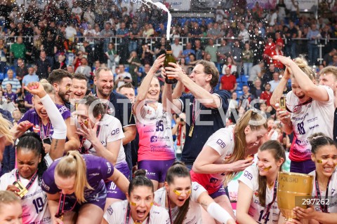  22.04.2025 RZESZOW<br />SIATKOWKA<br />TAURONLIGA LIGA SIATKOWKI KOBIET LSK 2024/2025<br />POLISH WOMEN VOLLEYBALL LEAGUE<br />FINAL - MECZ FINALOWY - 3. MECZ<br />MECZ KS DEVELOPRES RZESZOW - LKS COMMERCECON LODZ<br />KS DEVELOPRES RZESZOW MISTRZEM POLSKI <br />CEREMONIA MEDALOWA DEKORACJA PODIUM MEDALE PUCHAR <br />N/Z STEPHANE ANTIGA - I TRENER ( HEAD COACH ) MAGDALENA JURCZYK BARTLOMIEJ BARTODZIEJSKI - II TRENER ( ASSISTANT COACH ) SZAMPAN <br /> 