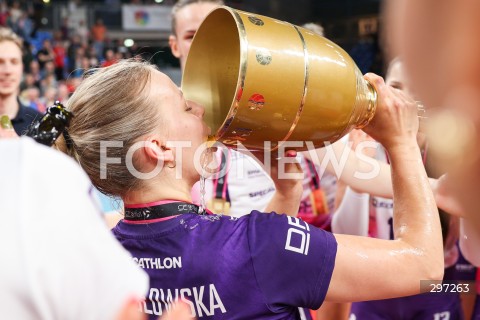  22.04.2025 RZESZOW<br />SIATKOWKA<br />TAURONLIGA LIGA SIATKOWKI KOBIET LSK 2024/2025<br />POLISH WOMEN VOLLEYBALL LEAGUE<br />FINAL - MECZ FINALOWY - 3. MECZ<br />MECZ KS DEVELOPRES RZESZOW - LKS COMMERCECON LODZ<br />KS DEVELOPRES RZESZOW MISTRZEM POLSKI <br />CEREMONIA MEDALOWA DEKORACJA PODIUM MEDALE PUCHAR <br />N/Z ALEKSANDRA SZCZYGLOWSKA SZAMPAN <br /> 