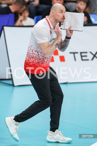  22.04.2025 RZESZOW<br />
SIATKOWKA<br />
TAURONLIGA LIGA SIATKOWKI KOBIET LSK 2024/2025<br />
POLISH WOMEN VOLLEYBALL LEAGUE<br />
FINAL - MECZ FINALOWY - 3. MECZ<br />
MECZ KS DEVELOPRES RZESZOW - LKS COMMERCECON LODZ<br />
KS DEVELOPRES RZESZOW MISTRZEM POLSKI <br />
N/Z ZBIGNIEW BARTMAN - I TRENER ( HEAD COACH ) SYLWETKA <br />
 