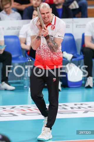  22.04.2025 RZESZOW<br />
SIATKOWKA<br />
TAURONLIGA LIGA SIATKOWKI KOBIET LSK 2024/2025<br />
POLISH WOMEN VOLLEYBALL LEAGUE<br />
FINAL - MECZ FINALOWY - 3. MECZ<br />
MECZ KS DEVELOPRES RZESZOW - LKS COMMERCECON LODZ<br />
KS DEVELOPRES RZESZOW MISTRZEM POLSKI <br />
N/Z ZBIGNIEW BARTMAN - I TRENER ( HEAD COACH ) SYLWETKA <br />
 