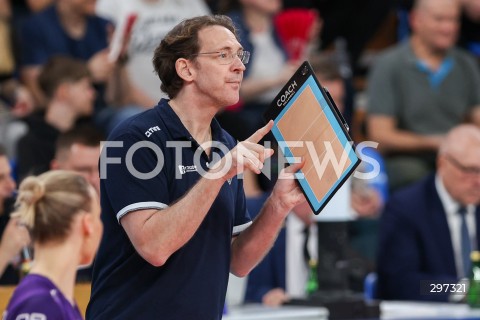  22.04.2025 RZESZOW<br />
SIATKOWKA<br />
TAURONLIGA LIGA SIATKOWKI KOBIET LSK 2024/2025<br />
POLISH WOMEN VOLLEYBALL LEAGUE<br />
FINAL - MECZ FINALOWY - 3. MECZ<br />
MECZ KS DEVELOPRES RZESZOW - LKS COMMERCECON LODZ<br />
KS DEVELOPRES RZESZOW MISTRZEM POLSKI <br />
N/Z STEPHANE ANTIGA - I TRENER ( HEAD COACH ) SYLWETKA <br />
 