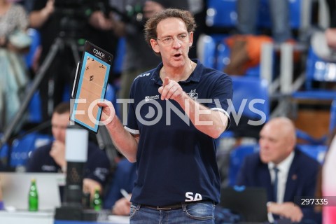  22.04.2025 RZESZOW<br />
SIATKOWKA<br />
TAURONLIGA LIGA SIATKOWKI KOBIET LSK 2024/2025<br />
POLISH WOMEN VOLLEYBALL LEAGUE<br />
FINAL - MECZ FINALOWY - 3. MECZ<br />
MECZ KS DEVELOPRES RZESZOW - LKS COMMERCECON LODZ<br />
KS DEVELOPRES RZESZOW MISTRZEM POLSKI <br />
N/Z STEPHANE ANTIGA - I TRENER ( HEAD COACH ) SYLWETKA <br />
 