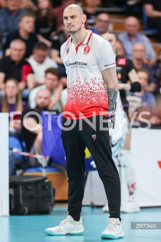  22.04.2025 RZESZOW<br />
SIATKOWKA<br />
TAURONLIGA LIGA SIATKOWKI KOBIET LSK 2024/2025<br />
POLISH WOMEN VOLLEYBALL LEAGUE<br />
FINAL - MECZ FINALOWY - 3. MECZ<br />
MECZ KS DEVELOPRES RZESZOW - LKS COMMERCECON LODZ<br />
KS DEVELOPRES RZESZOW MISTRZEM POLSKI <br />
N/Z ZBIGNIEW BARTMAN - I TRENER ( HEAD COACH ) SYLWETKA <br />
 