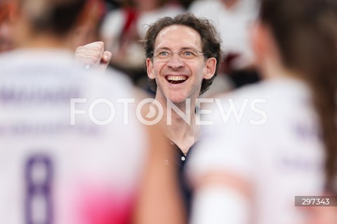  22.04.2025 RZESZOW<br />
SIATKOWKA<br />
TAURONLIGA LIGA SIATKOWKI KOBIET LSK 2024/2025<br />
POLISH WOMEN VOLLEYBALL LEAGUE<br />
FINAL - MECZ FINALOWY - 3. MECZ<br />
MECZ KS DEVELOPRES RZESZOW - LKS COMMERCECON LODZ<br />
KS DEVELOPRES RZESZOW MISTRZEM POLSKI <br />
N/Z STEPHANE ANTIGA - I TRENER ( HEAD COACH ) RADOSC EMOCJE <br />
 