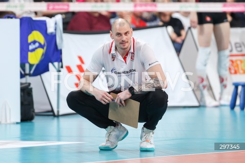  22.04.2025 RZESZOW<br />
SIATKOWKA<br />
TAURONLIGA LIGA SIATKOWKI KOBIET LSK 2024/2025<br />
POLISH WOMEN VOLLEYBALL LEAGUE<br />
FINAL - MECZ FINALOWY - 3. MECZ<br />
MECZ KS DEVELOPRES RZESZOW - LKS COMMERCECON LODZ<br />
KS DEVELOPRES RZESZOW MISTRZEM POLSKI <br />
N/Z ZBIGNIEW BARTMAN - I TRENER ( HEAD COACH ) SYLWETKA <br />
 