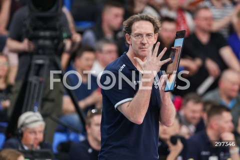  22.04.2025 RZESZOW<br />
SIATKOWKA<br />
TAURONLIGA LIGA SIATKOWKI KOBIET LSK 2024/2025<br />
POLISH WOMEN VOLLEYBALL LEAGUE<br />
FINAL - MECZ FINALOWY - 3. MECZ<br />
MECZ KS DEVELOPRES RZESZOW - LKS COMMERCECON LODZ<br />
KS DEVELOPRES RZESZOW MISTRZEM POLSKI <br />
N/Z STEPHANE ANTIGA - I TRENER ( HEAD COACH ) SYLWETKA <br />
 