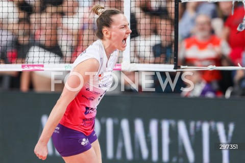  22.04.2025 RZESZOW<br />
SIATKOWKA<br />
TAURONLIGA LIGA SIATKOWKI KOBIET LSK 2024/2025<br />
POLISH WOMEN VOLLEYBALL LEAGUE<br />
FINAL - MECZ FINALOWY - 3. MECZ<br />
MECZ KS DEVELOPRES RZESZOW - LKS COMMERCECON LODZ<br />
KS DEVELOPRES RZESZOW MISTRZEM POLSKI <br />
N/Z WERONIKA CENTKA RADOSC EMOCJE SYLWETKA <br />
 