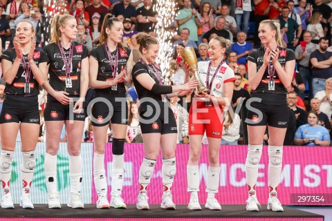  22.04.2025 RZESZOW<br />
SIATKOWKA<br />
TAURONLIGA LIGA SIATKOWKI KOBIET LSK 2024/2025<br />
POLISH WOMEN VOLLEYBALL LEAGUE<br />
FINAL - MECZ FINALOWY - 3. MECZ<br />
MECZ KS DEVELOPRES RZESZOW - LKS COMMERCECON LODZ<br />
KS DEVELOPRES RZESZOW MISTRZEM POLSKI <br />
N/Z SIATKARKI LKS COMMERCECON LODZ NATALIA MEDRZYK MARLENA KOWALEWSKA ZUZANNA GORECKA ANGELIKA GAJER MARIA STENZEL ANNA OBIALA PUCHAR <br />
 