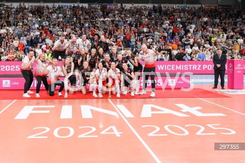  22.04.2025 RZESZOW<br />
SIATKOWKA<br />
TAURONLIGA LIGA SIATKOWKI KOBIET LSK 2024/2025<br />
POLISH WOMEN VOLLEYBALL LEAGUE<br />
FINAL - MECZ FINALOWY - 3. MECZ<br />
MECZ KS DEVELOPRES RZESZOW - LKS COMMERCECON LODZ<br />
KS DEVELOPRES RZESZOW MISTRZEM POLSKI <br />
N/Z SIATKARKI LKS COMMERCECON LODZ ZDJECIE GRUPOWE GROUP PHOTO GRUPOWKA ZBIGNIEW BARTMAN - I TRENER ( HEAD COACH ) <br />
 
