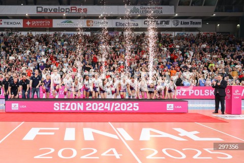  22.04.2025 RZESZOW<br />
SIATKOWKA<br />
TAURONLIGA LIGA SIATKOWKI KOBIET LSK 2024/2025<br />
POLISH WOMEN VOLLEYBALL LEAGUE<br />
FINAL - MECZ FINALOWY - 3. MECZ<br />
MECZ KS DEVELOPRES RZESZOW - LKS COMMERCECON LODZ<br />
KS DEVELOPRES RZESZOW MISTRZEM POLSKI <br />
N/Z SIATKARKI KS DEVELOPRES RZESZOW NA PODIUM RADOSC EMOCJE WYGRANA ZWYCIESTWO WIESLAW KOZIEL <br />
 