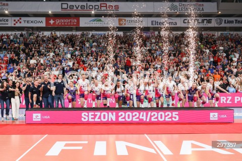  22.04.2025 RZESZOW<br />
SIATKOWKA<br />
TAURONLIGA LIGA SIATKOWKI KOBIET LSK 2024/2025<br />
POLISH WOMEN VOLLEYBALL LEAGUE<br />
FINAL - MECZ FINALOWY - 3. MECZ<br />
MECZ KS DEVELOPRES RZESZOW - LKS COMMERCECON LODZ<br />
KS DEVELOPRES RZESZOW MISTRZEM POLSKI <br />
N/Z SIATKARKI KS DEVELOPRES RZESZOW NA PODIUM RADOSC EMOCJE WYGRANA ZWYCIESTWO <br />
 