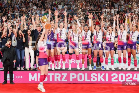  22.04.2025 RZESZOW<br />
SIATKOWKA<br />
TAURONLIGA LIGA SIATKOWKI KOBIET LSK 2024/2025<br />
POLISH WOMEN VOLLEYBALL LEAGUE<br />
FINAL - MECZ FINALOWY - 3. MECZ<br />
MECZ KS DEVELOPRES RZESZOW - LKS COMMERCECON LODZ<br />
KS DEVELOPRES RZESZOW MISTRZEM POLSKI <br />
N/Z RYSZARD WALAS EWA WALAS ARTUR PLONKA MONIKA FEDUSIO AGNIESZKA KORNELUK ALEKSANDRA SZCZYGLOWSKA MAGDALENA JURCZYK MARRIT JASPER ELIZABETH VICET CAMPOS BRUNA HONORIO MARQUEZ KARINA CHMIELEWSKA KATARZYNA WENERSKA SABRINA DE JESUS MACHADO <br />
SIATKARKI KS DEVELOPRES RZESZOW NA PODIUM RADOSC EMOCJE WYGRANA ZWYCIESTWO PUCHAR<br />
 