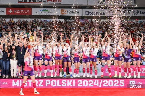  22.04.2025 RZESZOW<br />
SIATKOWKA<br />
TAURONLIGA LIGA SIATKOWKI KOBIET LSK 2024/2025<br />
POLISH WOMEN VOLLEYBALL LEAGUE<br />
FINAL - MECZ FINALOWY - 3. MECZ<br />
MECZ KS DEVELOPRES RZESZOW - LKS COMMERCECON LODZ<br />
KS DEVELOPRES RZESZOW MISTRZEM POLSKI <br />
N/Z MONIKA FEDUSIO AGNIESZKA KORNELUK ALEKSANDRA SZCZYGLOWSKA MAGDALENA JURCZYK MARRIT JASPER ELIZABETH VICET CAMPOS BRUNA HONORIO MARQUEZ KARINA CHMIELEWSKA KATARZYNA WENERSKA SABRINA DE JESUS MACHADO STEPHANE ANTIGA - I TRENER ( HEAD COACH ) ARTUR PLONKA WERONIKA CENTKA  ALEKSANDRA DUDEK  MAGDA KUBAS KAROLINA FEDOREK <br />
SIATKARKI KS DEVELOPRES RZESZOW NA PODIUM RADOSC EMOCJE WYGRANA ZWYCIESTWO PUCHAR<br />
 