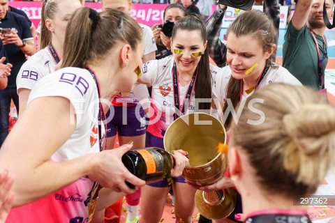  22.04.2025 RZESZOW<br />
SIATKOWKA<br />
TAURONLIGA LIGA SIATKOWKI KOBIET LSK 2024/2025<br />
POLISH WOMEN VOLLEYBALL LEAGUE<br />
FINAL - MECZ FINALOWY - 3. MECZ<br />
MECZ KS DEVELOPRES RZESZOW - LKS COMMERCECON LODZ<br />
KS DEVELOPRES RZESZOW MISTRZEM POLSKI <br />
N/Z KARINA CHMIELEWSKA MONIKA FEDUSIO MAGDALENA JURCZYK PUCHAR SZAMPAN <br />
 